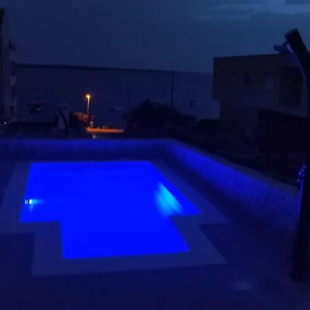 Sunshine Complex With A Pool By The - Mandre, Pag Maison d'hôtes Mandre