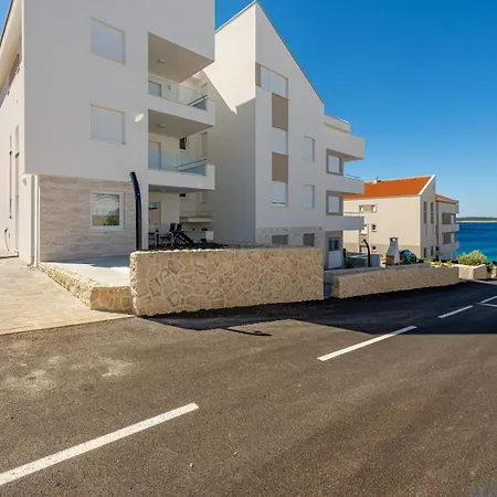 Maison d'hôtes Sunshine Complex With A Pool By The - Mandre, Pag