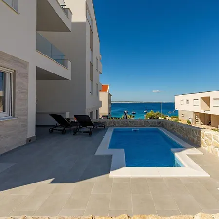 Maison d'hôtes Sunshine Complex With A Pool By The - Mandre, Pag