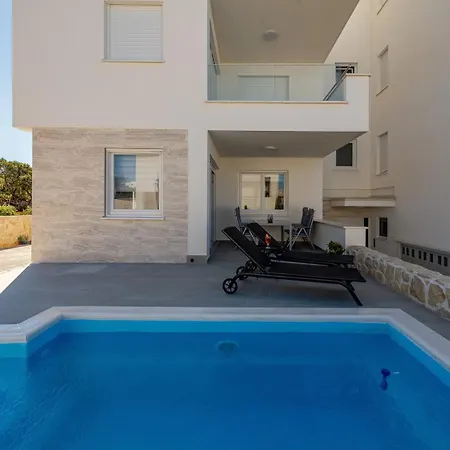 Gasthuis Sunshine Complex With A Pool By The - Mandre, Pag Mandre